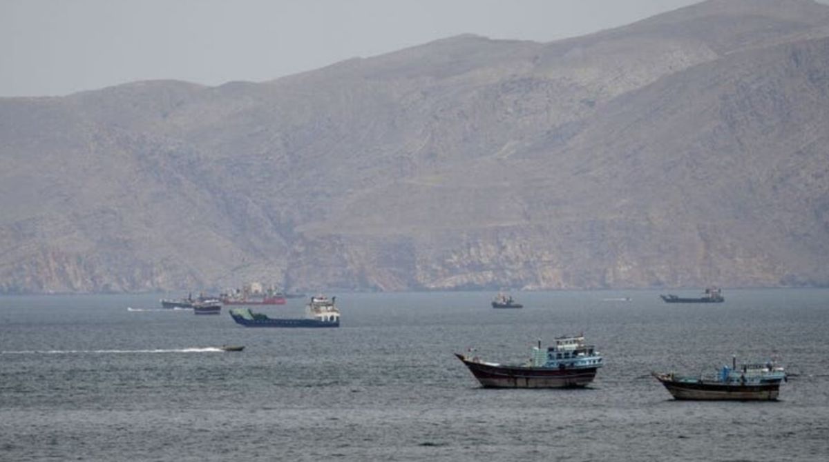 Guarda Revolucionária do Irã detém navios em via estratégica de petróleo e clima de guerra segue tenso na região. (Foto: Reprodução/X/PoliticosFatos)