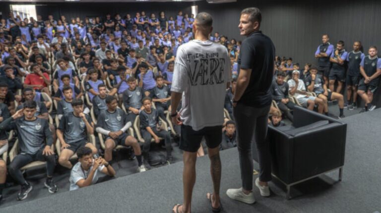 Victor Bagy palestra para base do Atlético e relembra desafios. (Foto: Fábio Pinel/Atlético)