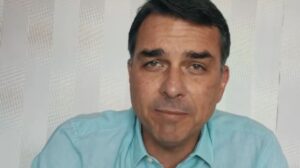 Flávio Bolsonaro comparou o atentado ao presidente norte-americano ao episódio da facada sofria pelo pai, Jair Bolsonaro, em 2018. (Foto: Reprodução/Instagram/Flávio Bolsonaro)