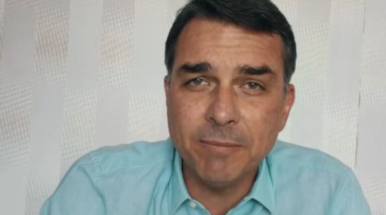 Flávio Bolsonaro comparou o atentado ao presidente norte-americano ao episódio da facada sofria pelo pai, Jair Bolsonaro, em 2018. (Foto: Reprodução/Instagram/Flávio Bolsonaro)