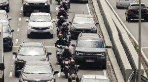 Motos entre veículos