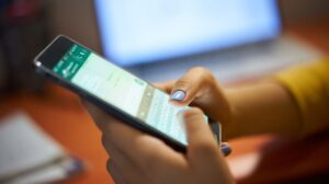 Entenda por que o WhatsApp desativa o suporte para sistemas antigos anualmente e como conferir a versão do seu Android ou iPhone. (Foto: Canva Pro)