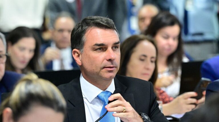 Campanha de Flávio Bolsonaro troca de novo comando da comunicação e anuncia Duda Lima