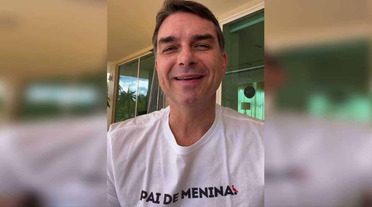 foto mostra flávio bolsonaro com camiseta branca escrito 'pai de menina'