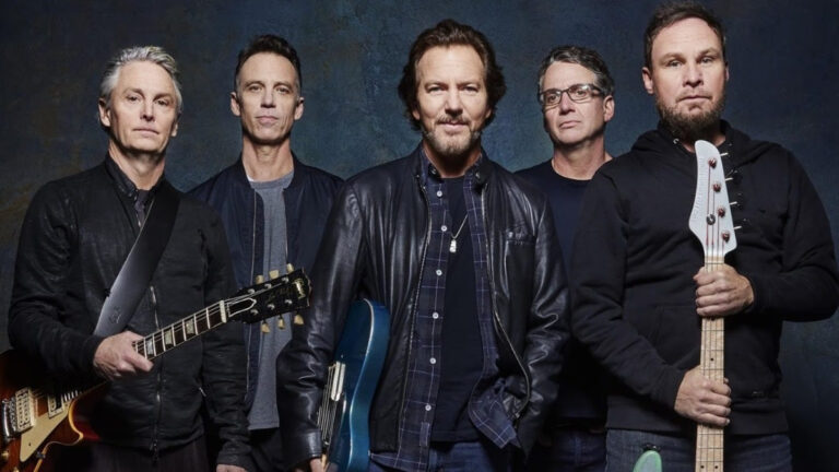 foto mostra integrantes da banda pearl jam em fundo escuro, roqueiros