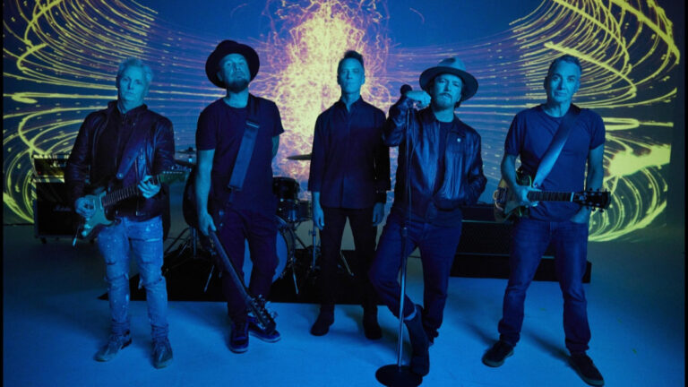 foto mostra integrantes da banda de rock grunge pearl jam sob luz neon