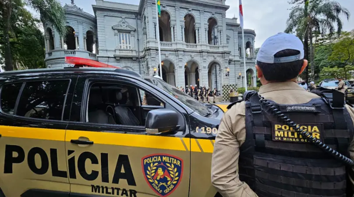 viatura da polícia militar em frente ao palácio da liberdade