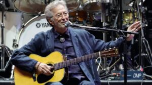 Eric Clapton abandona o palco após incidente com fã que arremessou objeto no palco. (Foto: Reprodução/Instagram/Eric Clapton)