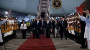 trump chegando em pequim