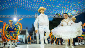 foto mostra casal dançando festa junina em BH