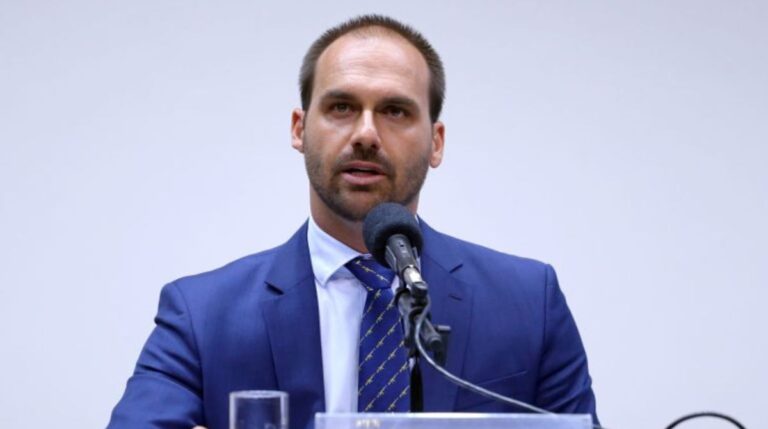 Eduardo Bolsonaro critica obrigatoriedade de vacinas no Brasil: ‘Liberdade’