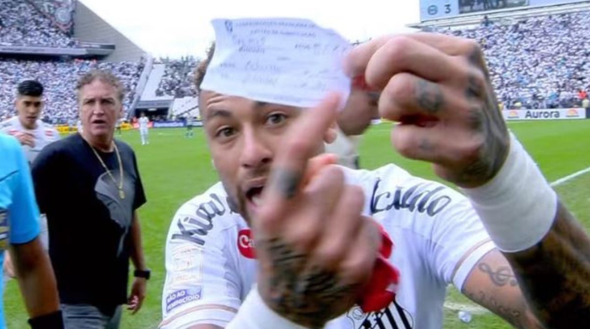 Neymar leva amarelo ao tentar barrar substituição equivocada em último jogo antes da lista de Carlo Ancelotti. (Foto: Reprodução/Premiere)