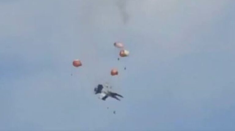 Caças militares colidem e causam grande explosão em show aéreo nos Estados Unidos. (Foto: Reprodução/X/Lito Sousa)