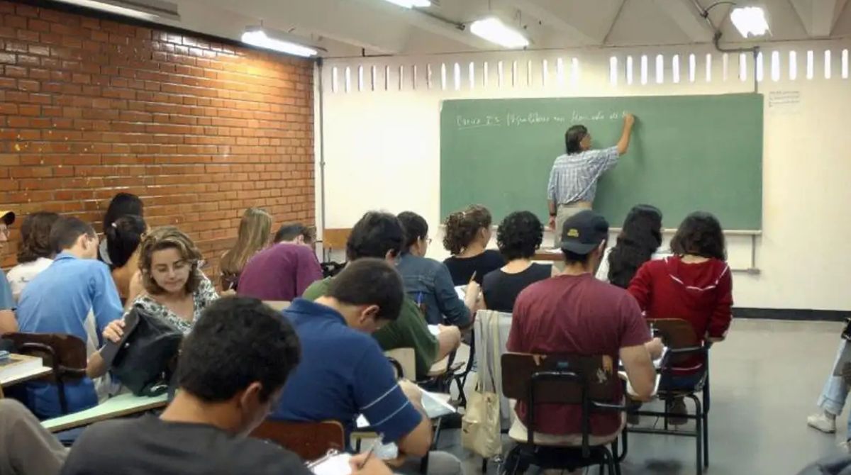 Primeira edição da Prova Nacional Docente avalia mais de 760 mil profissionais e aponta cenário crítico na formação de professores. (Foto: Agência Brasil)
