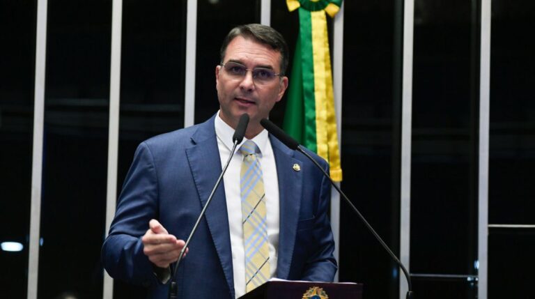 Flávio Bolsonaro abre campanha em Minas com agenda em Juiz de Fora