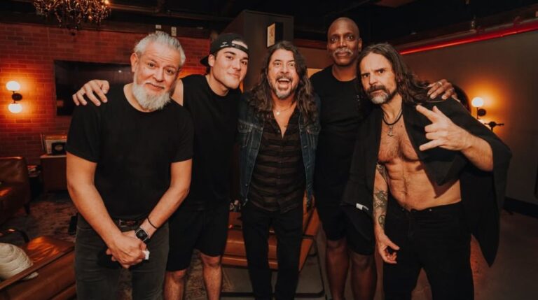 Dave Grohl surpreende fãs e toca com o Sepultura em Los Angeles. (Foto: Reprodução/Instagram/Sepultura)