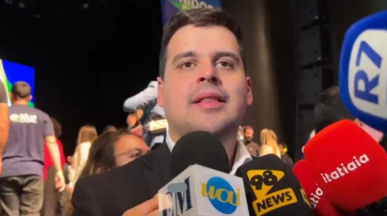 Após apoio a Flávio Bolsonaro, PL deve fechar com Cleitinho na ALMG