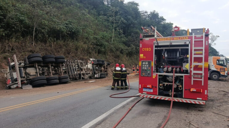corpo de bombeiros atendendo ocorrência de carreta tombada na br