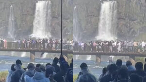 turista pula cataratas iguaçu