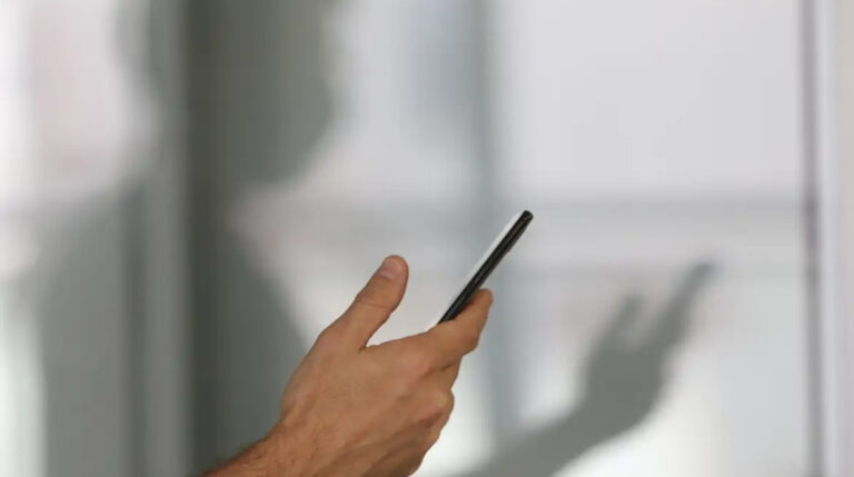 mão segurando um celular