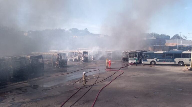 Incêndio garagem de ônibus.jpg
