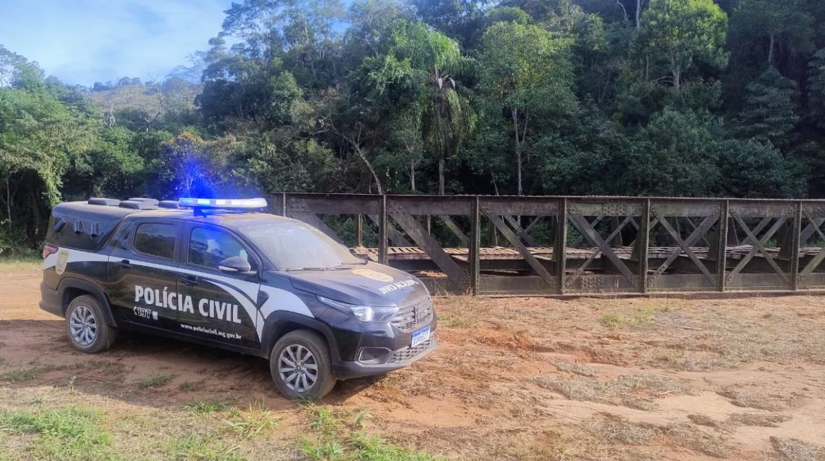 Ponte de ferro furtada em Prados, interior de Minas, foi localizada na zona rural de Lima Duarte. (Foto: Divulgação/PCMG)