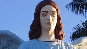 Moradores protestam contra suposta restauração que distorceu feições de Jesus em praça de Minas Gerais. (Foto: Reprodução/X)