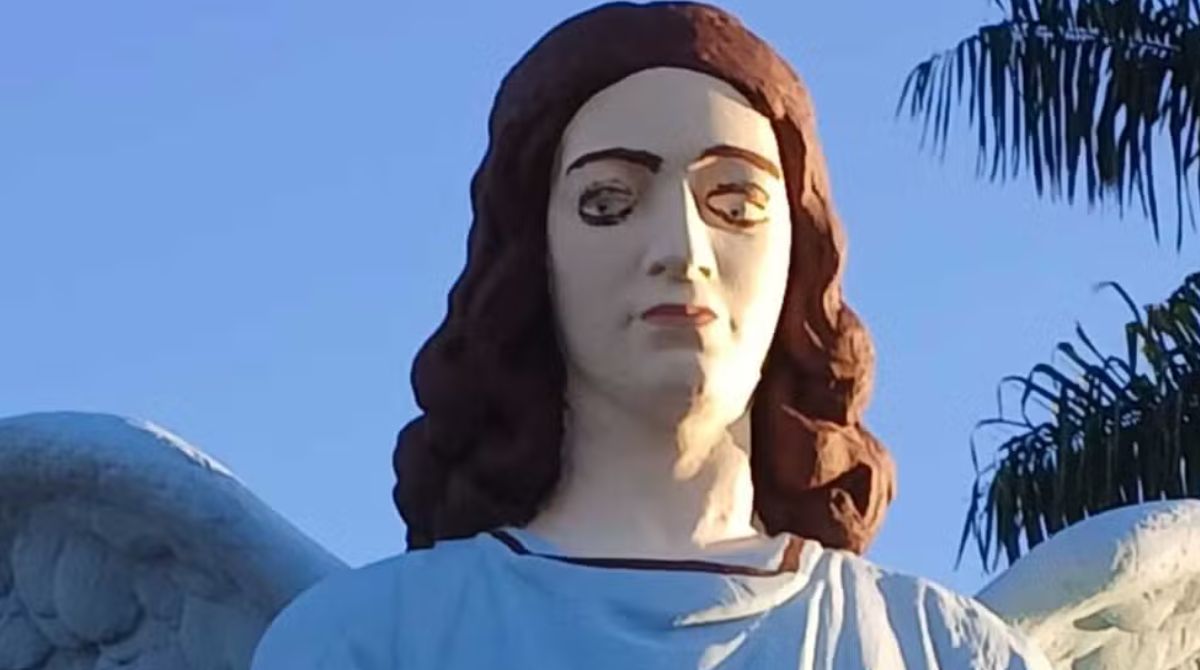 Moradores protestam contra suposta restauração que distorceu feições de Jesus em praça de Minas Gerais. (Foto: Reprodução/X)