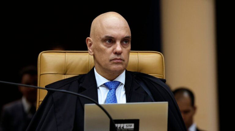 Moraes pede parecer da PGR sobre visita de Flávio Bolsonaro ao pai