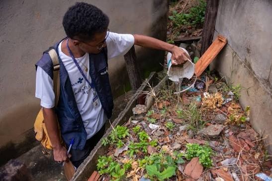 Agente de saúde faz vistorias para encontrar focos do mosquito aedes Aegypti