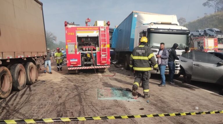 Engavetamento na BR-262, em Betim, deixou uma vítima e interditou o trânsito no sentido BH, diz PRF. (Foto: Reprodução/CBMG)