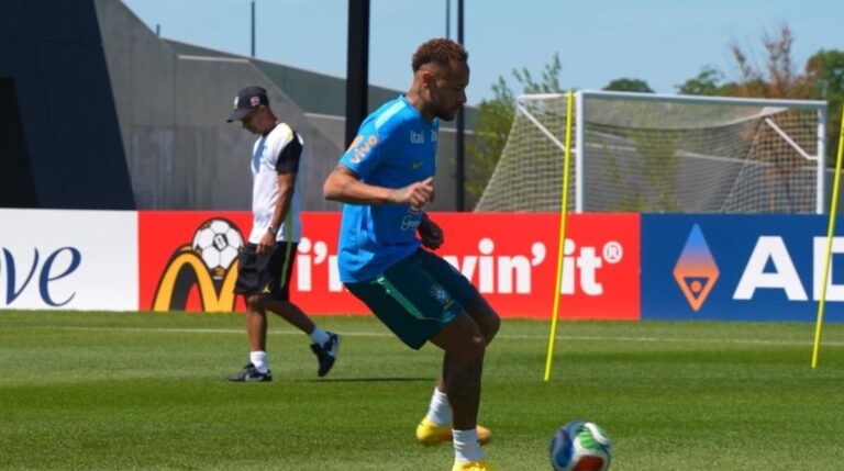 A CBF divulgou, neste domingo (21), imagens de Neymar treinando com bola e camisa 10 pode entrar em campo na partida de quarta-feira (24). (Foto: Reprodução/CBF)