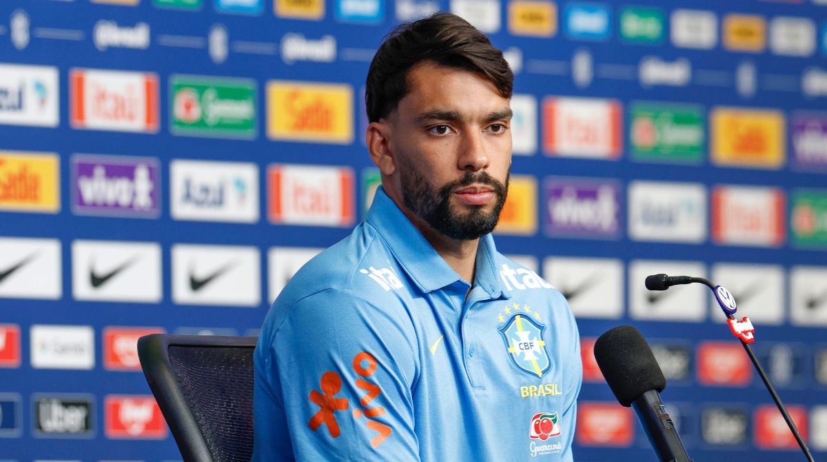 Lucas Paquetá analisa mudanças táticas no meio-campo e projeta substituto de Raphinha para decisão contra a Escócia. (Foto: Rafael Ribeiro/CBF)