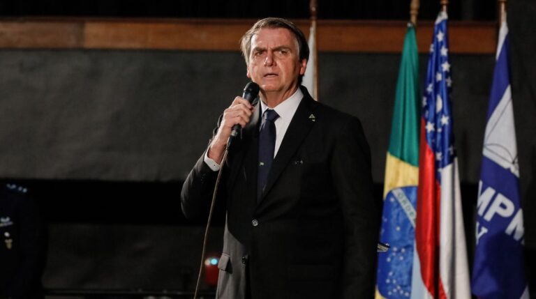 Bolsonaro soluçou por 36 horas seguidas e precisou aumentar dose de remédios, aponta relatório