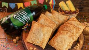 Festa Junina Não quer perder tempo no fogão Encomende pastéis e doces típicos da Pastelaria Marília de Dirceu