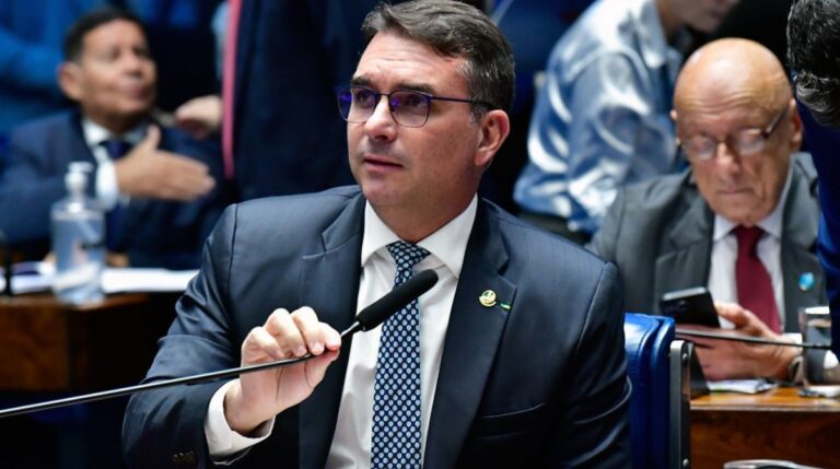Flávio diz que Michelle está desinformada por insinuar que ele foi à festa bancada por Vorcaro