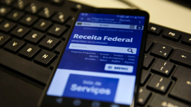 plataforma on-line da receita federal em um celular