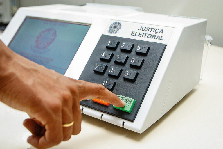 TSE reforça que empresa citada por Flávio nunca produziu urnas para eleição brasileira