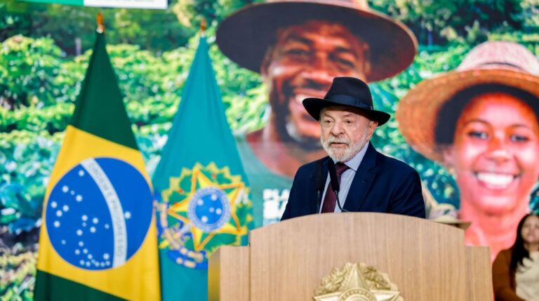 ‘Todo amigo é um irmão’, diz Lula ao defender Jaques Wagner após crise no governo