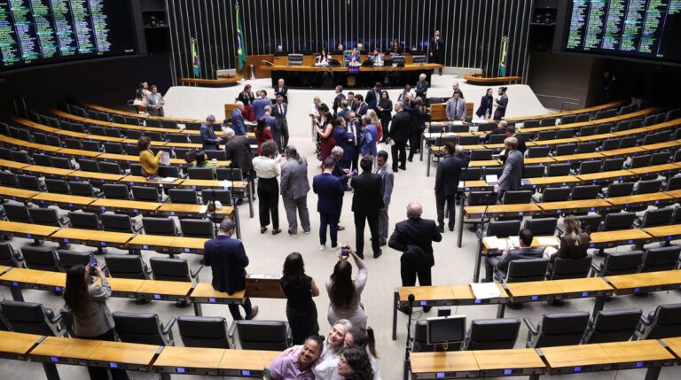 Câmara aprova urgência para projeto que criminaliza a misoginia