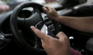 Celular ao volante