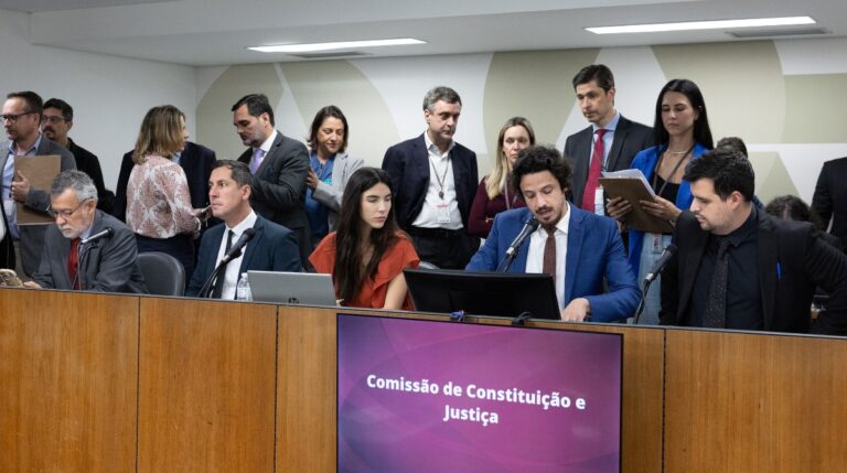 CCJ da ALMG aprova projeto que permite retorno de policiais civis aposentados à ativa