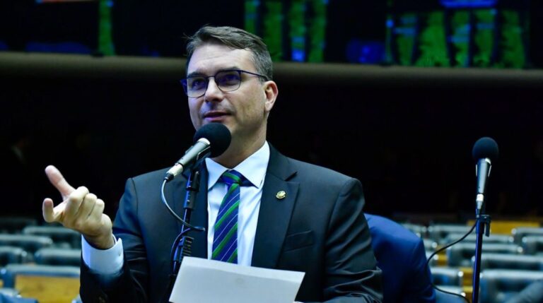 Governo Lula acusa Flávio Bolsonaro de agir contra interesses do Brasil em audiência nos EUA