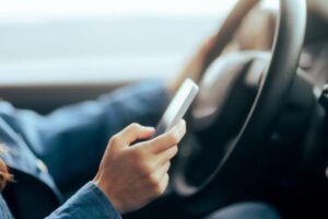 Motorista com celular ao volante