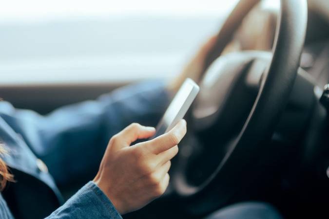 Motorista com celular ao volante