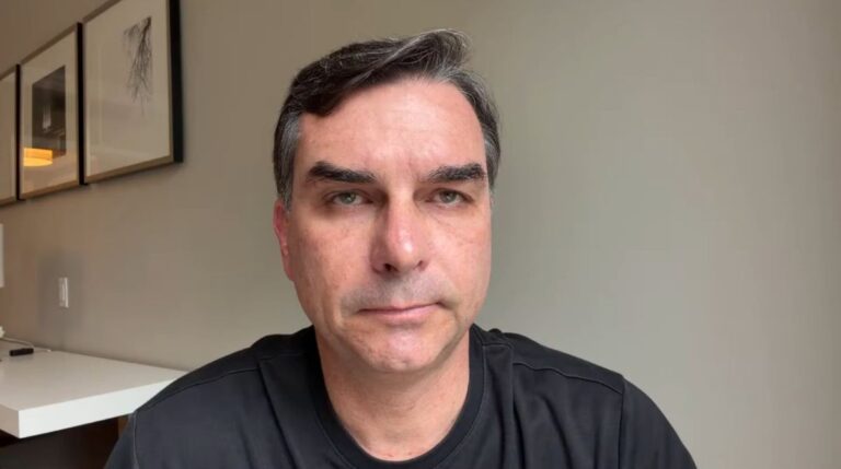 Flávio cobra presença de rivais nos EUA: ‘Cadê os outros pré-candidatos defendendo o Brasil?’