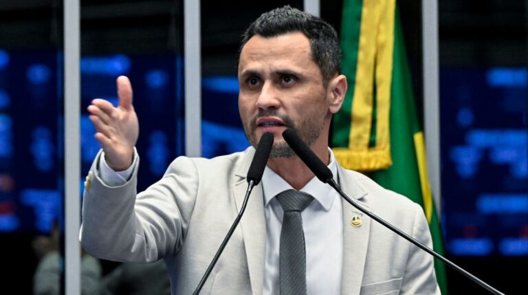 ‘Fui um idiota’, diz Cleitinho ao admitir erro por foto com Virginia na CPI das Bets