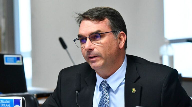Flávio anuncia leitura de carta de Jair Bolsonaro e promete “recado importante” aos brasileiros