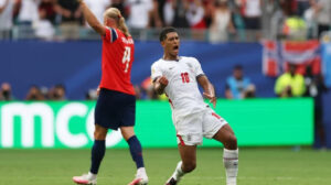 haaland e Bellingham em campo após a vitória da inglaterra