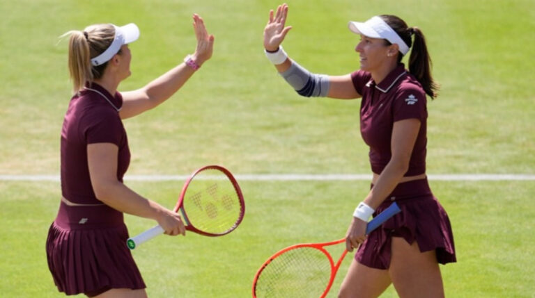 Gabriela Dabrowski e luisa stefani no gramado de tênis